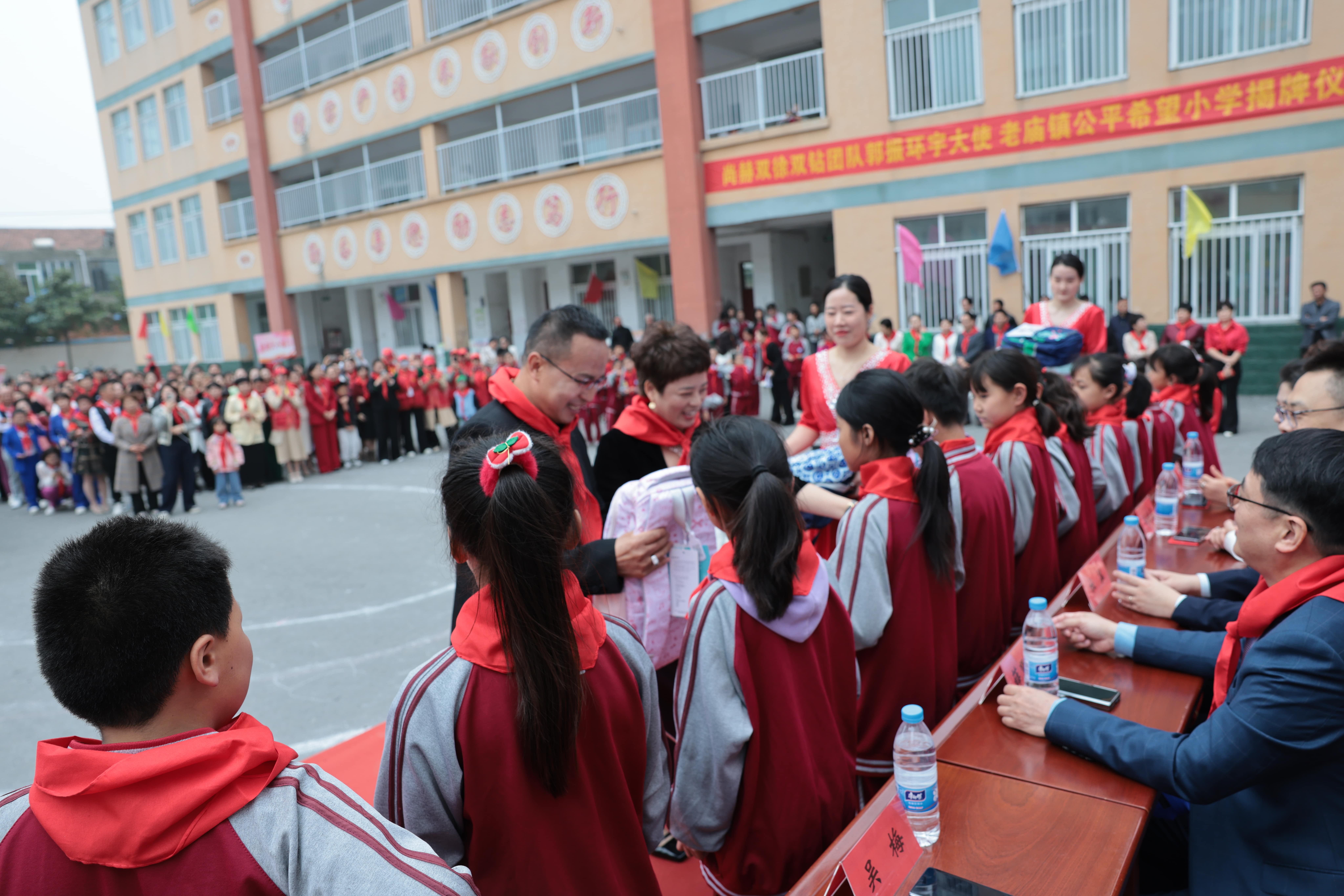 在爱意的“双向奔赴”中丨第249所开云手机登录界面公益学校揭牌 在爱意的“双向奔赴”中丨第249所开云手机登录界面公益学校揭牌
