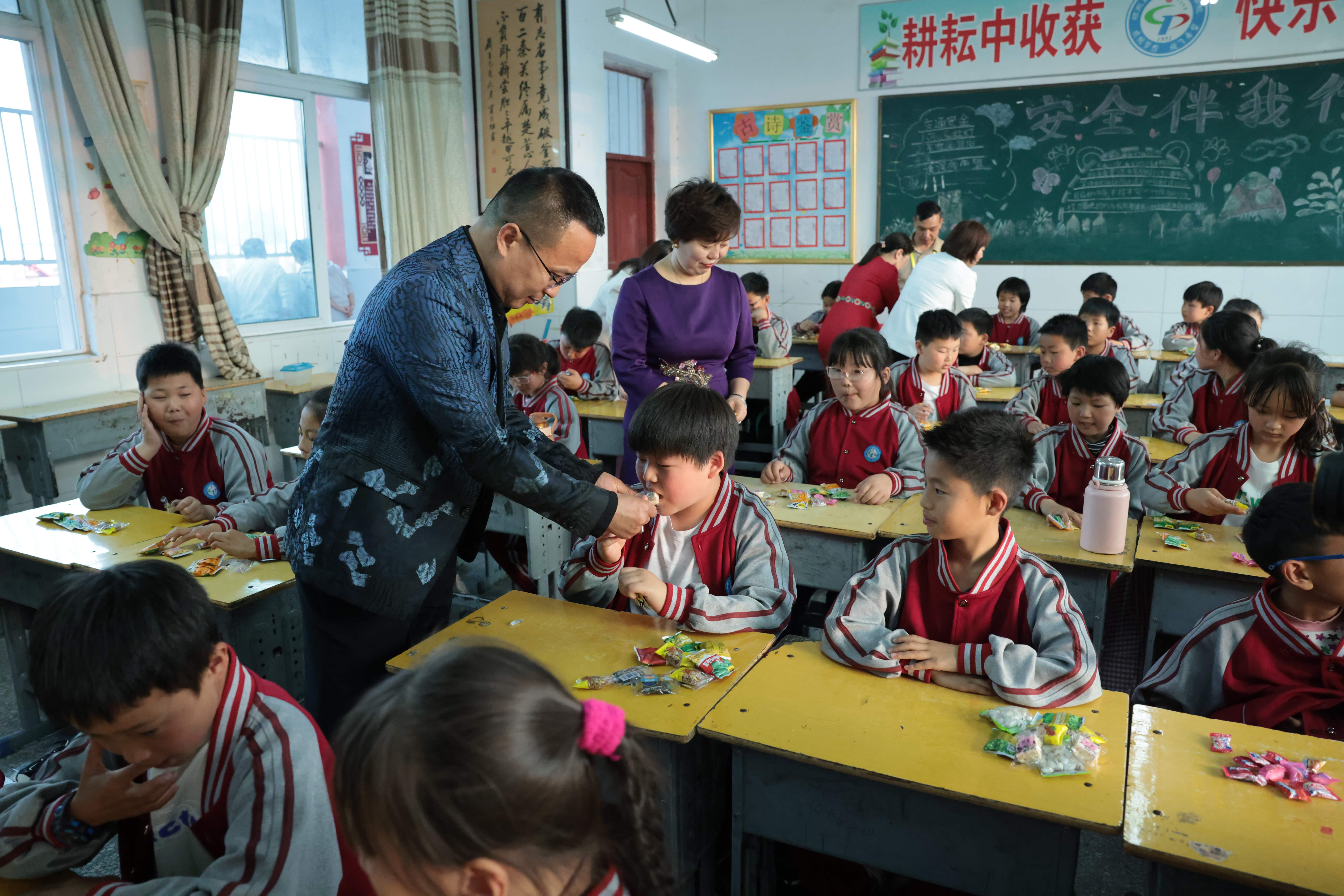 在爱意的“双向奔赴”中丨第249所开云手机登录界面公益学校揭牌 在爱意的“双向奔赴”中丨第249所开云手机登录界面公益学校揭牌