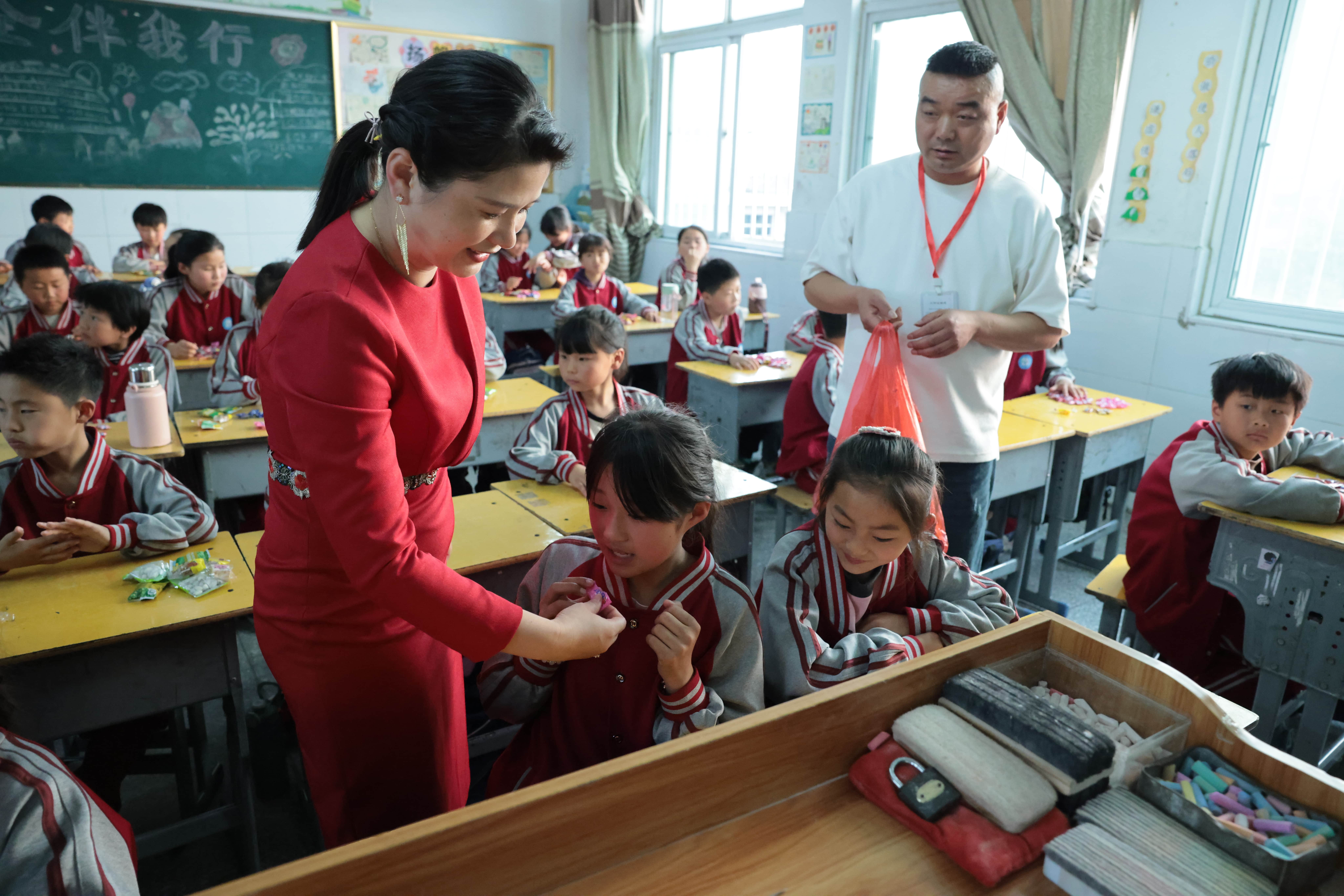 在爱意的“双向奔赴”中丨第249所开云手机登录界面公益学校揭牌 在爱意的“双向奔赴”中丨第249所开云手机登录界面公益学校揭牌