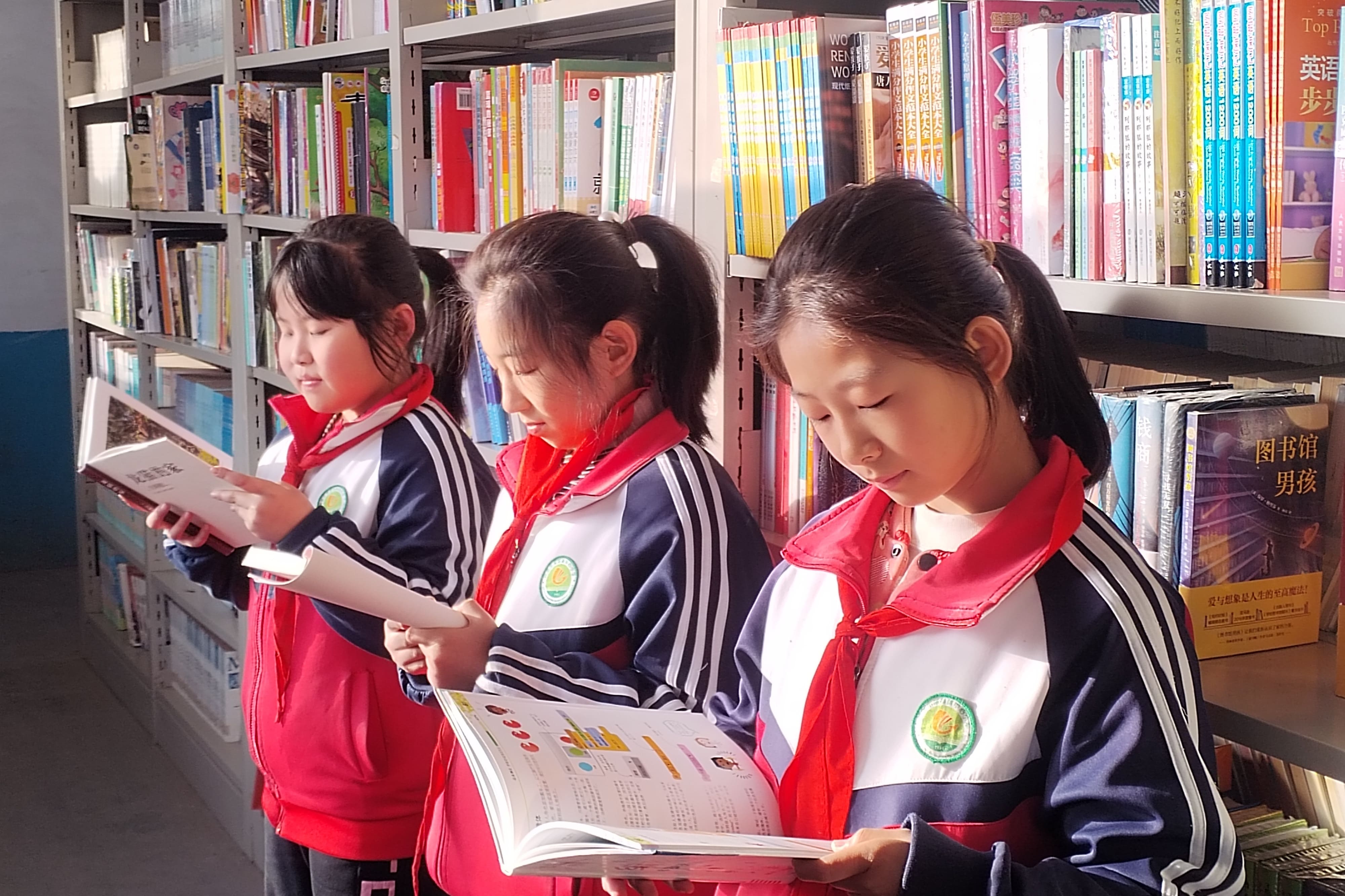 天津高校大学生记者走进开云手机登录界面公益小学开展“书香悦读,筑梦成长”活动 天津高校大学生记者走进开云手机登录界面公益小学开展“书香悦读,筑梦成长”活动