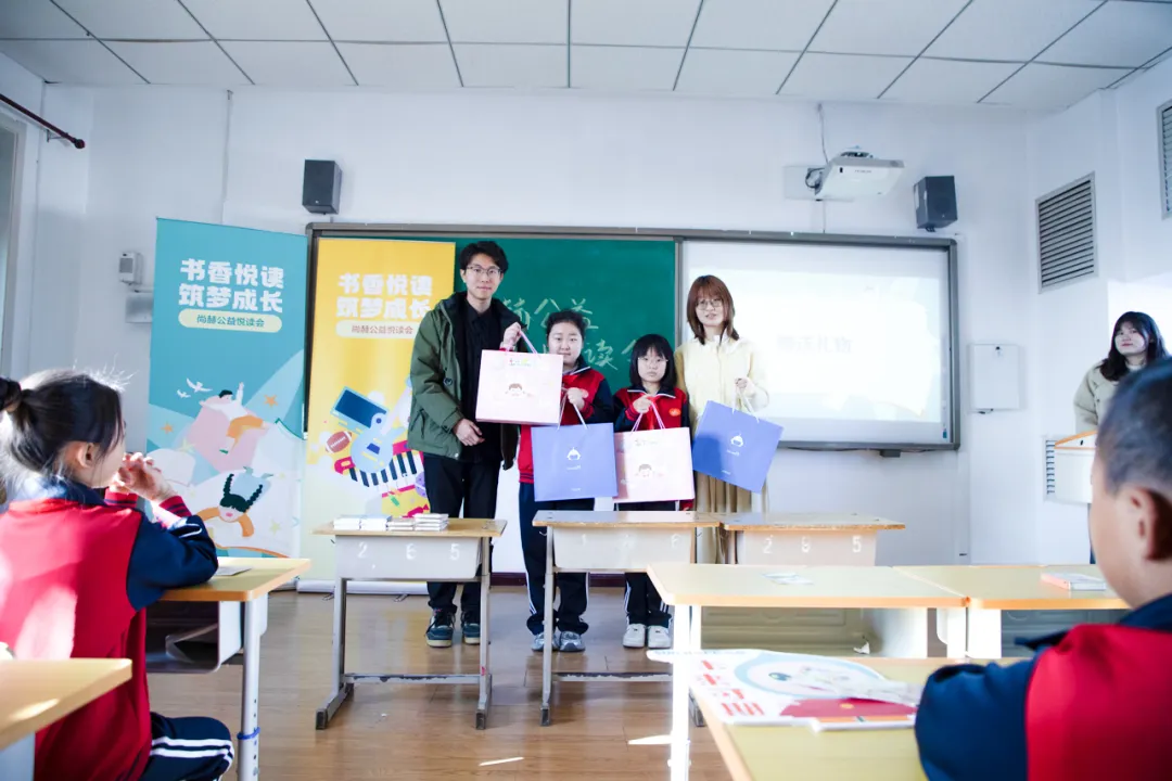 天津高校大学生记者走进开云手机登录界面公益小学开展“书香悦读,筑梦成长”活动 天津高校大学生记者走进开云手机登录界面公益小学开展“书香悦读,筑梦成长”活动